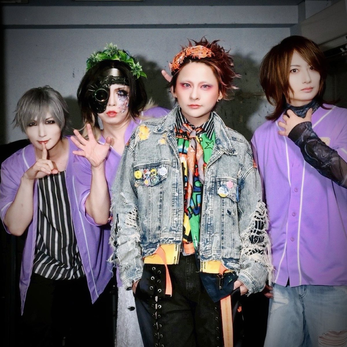 HangermanNgaNga's tweet photo. R-1飲んで強さひきだすライブができた気がする我が為ミケです。

MASKED2026 Day2楽しんでくれた皆ありがとう！

生きてる！って心から感じたライブだった。

一緒に我が為やってくれたmag.、珀さん、ヨハたんも心からありがとう。

今年MASKED初参加の我が為ですが
撮影から今日のライブまですこぶる楽しませてもらいました。

呼んでもらった意味を自分なりに理解して向き合った。

イベント側の期待に応えられたかどうかはわからないけど確かにある充実感は向き合えた結果なのかなと。

そしてそれぞれのアーティストやスタッフが
それぞれ自分なりに立ち向かってる様には大きな力をもらったし勇気をもらった。

きっとそれは参加してくれた皆も感じたと思う。

和気藹々としててバチバチしててワクワクしてドキドキする

MASKEDはそんな素敵なイベントでした。

また開催されることがあるとして
また出させてもらえるなら
今日以上のものを感じに、掴みにいきたいと思います。

改めて心からありがとうございました。

あとね、今回珀さんに久々に弾いてもらって一緒にステージ立って
さすがだなって(めちゃくちゃ良い意味で)思った。そういう風に感じた自分に嬉しくなった。

俺はこの人とバンド組んで一緒にライブしてたんだなって。

もちろんそれはmag.にも感じるけどmag.は我が為でいつも弾いてもらってるから今日は一旦置いておかせて。

映像も撮ってもらったから明日お裾分けアップします。

#MASKED2026
