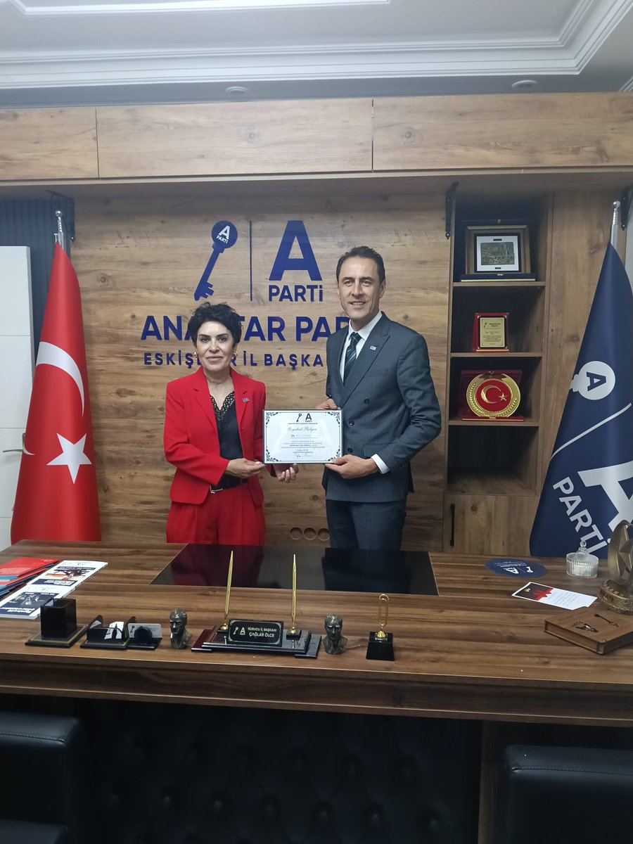 AnahtarPartiEsk's tweet photo. Bugün de büyüyen kadromuza kıymetli isimler katıldı.

Emekli banka müdürü Sayın Telli Öztürk, iş insanı Sayın Erkan Dipcin ve iş insanı Sayın Ali Toptaş; İl Başkanımız Sayın Çağlar Ölce’nin takdim ettiği rozetlerle Anahtar Parti Eskişehir teşkilatımıza katılmıştır.

Milletimizin umudu olan bu kutlu yürüyüşte birlikte yol almaktan memnuniyet duyuyor, kıymetli dava arkadaşlarımıza hoş geldiniz diyoruz.

Birlikte daha güçlü, birlikte daha kararlı…
#AnahtarParti #Eskişehir #BirlikteBaşaracağız