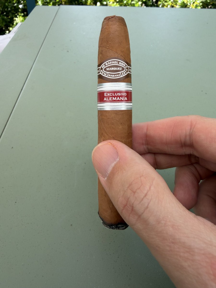 BaederLars's tweet photo. Such a lovely sunny day. Time for a small Petit Piramide Tasting of cigars I haven‘t had in a while.
Enjoy your (long) weekend https://t.co/6YH8HbjCoS