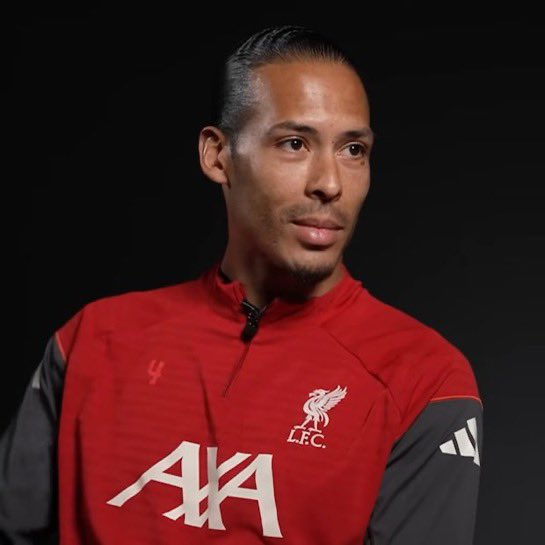 CuriosidadesPRL's tweet photo. 🗣️ Virgil van Dijk sobre o impacto da morte de Diogo Jota no elenco do Liverpool:

“Desde o momento em que tudo aconteceu, voltamos das férias e entramos em um ritmo que simplesmente não parou. Nem tivemos pausa de inverno.”

“Tivemos que seguir em frente. Tentamos fazer reuniões para lidar com a situação, mas ao mesmo tempo éramos constantemente confrontados com isso — enquanto precisávamos jogar a cada três dias.”

“Quando vencíamos, logo depois vinha uma derrota. Nossas emoções oscilaram o tempo todo. Não tem sido nada fácil para nós.”