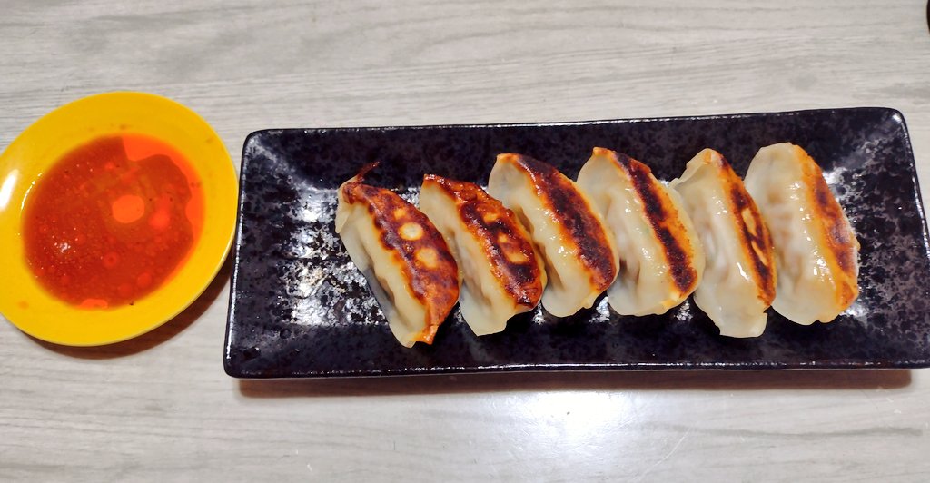 pissouts's tweet photo. しごおわ
とにかく餃子とビール！
今じゃ当たり前の冷凍食品も、軒並み大進化しましたよね。
技術に研究と試験を重ねて…
企業の人たちにも感謝ですよね。
美味しい食べ物がいつでも不便なくあるってことに
軽々しく売名行為とか左翼だとかバカみたいなこと絶対に言えないんだよね。 https://t.co/qsMDHmDJ2z