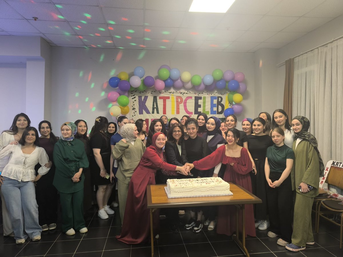KarabukKYGM's tweet photo. 📍 Kâtip Çelebi Yurdu 
Birlikte geçirilen güzel anılar eşliğinde öğrencilerimizi yeni hayatlarına uğurlarken, yeni yaşamlarında sağlık ve  başarılar diliyoruz. https://t.co/YU5eqJ01Zo