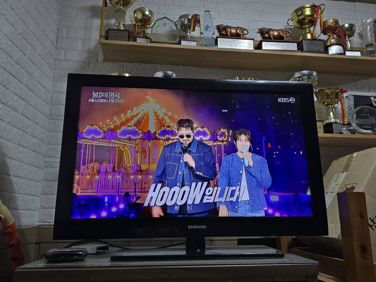 ksonlyone's tweet photo. 에버랜드는 못가서 못보지만 이렇게라도 호우보니 좋다🩵🩵🩵

#불후의명곡 
#호우
#지오디보고싶다
#마음은이미에버랜드에😒 https://t.co/3Ok8OmYqal