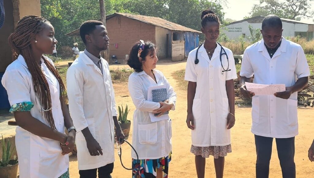 MMarreroCruz's tweet photo. Con el envío a Argelia de la 1ra. brigada médica hace 63 años, #Cuba comenzó a escribir una de sus páginas más nobles y humanas: la de la cooperación internacional.

Desde entonces, más de 605 000 trabajadores cubanos de la salud han colaborado en 165 países.

#CubaPorLaVida https://t.co/jmk6CH8mj0