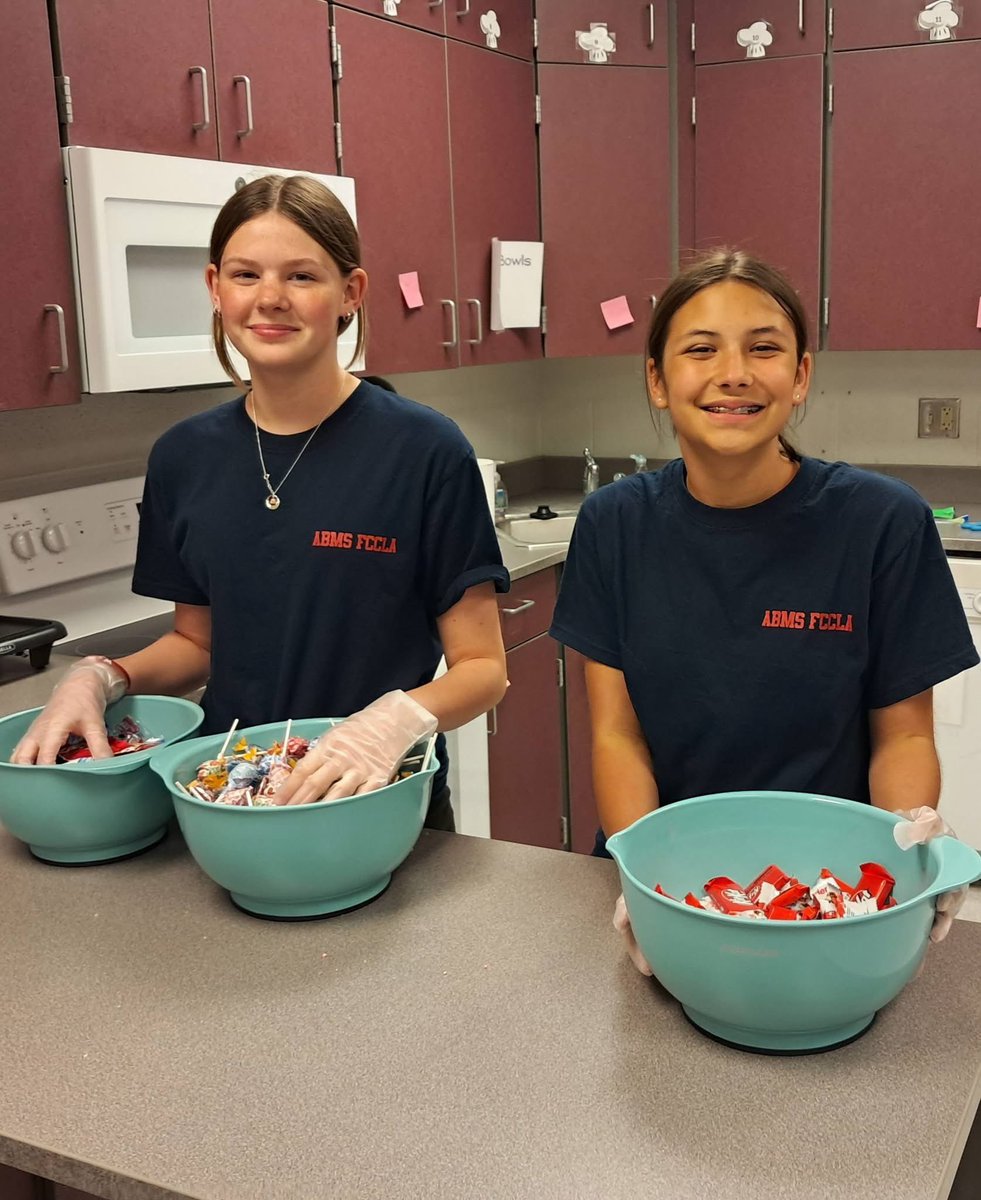 virginiafccla's tweet photo. #VAFCCLA members at Admiral Richard E. Byrd held their end-of-year celebration this week! These #FamilyAndConsumerSciences students enjoyed fruit smoothies and a candy salad, received their #FCCLA membership pins, and reviewed officer applications for next year. #FCCLAfamily https://t.co/dPwK4H0W7D