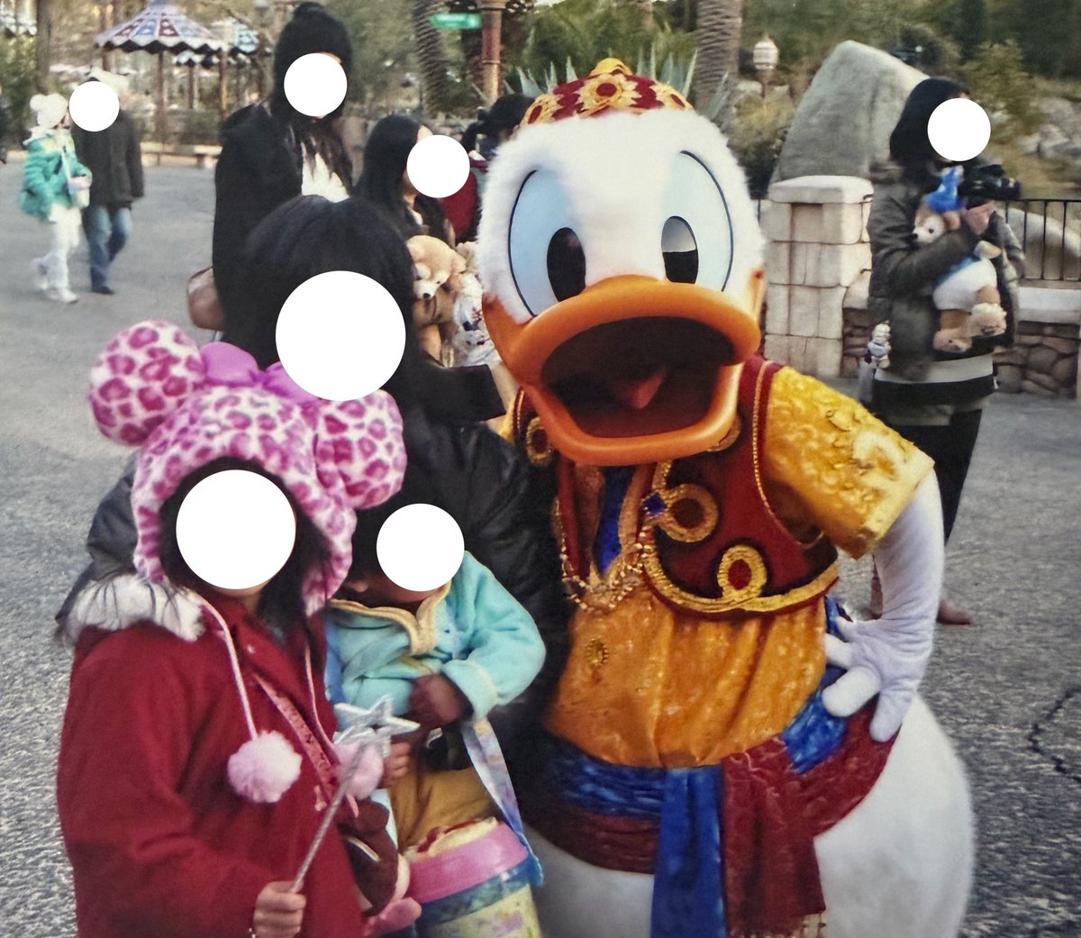 xe_apple's tweet photo. 掃除してたらアルバムが出てきてめくってたらこんなお写真を見つけたんだけど、この衣装の記憶がないのが悔しい🥲
2011年って書いてあった気がする💦 https://t.co/6B4lkvEddD