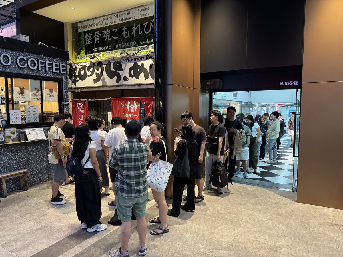 junbkk's tweet photo. まもなく店じまいする、知多らーめんゆたかにタイ人がものすごい並んでたが、駆け込み需要なのか？ ちょっとびっくりw https://t.co/s1bgHbXAwf