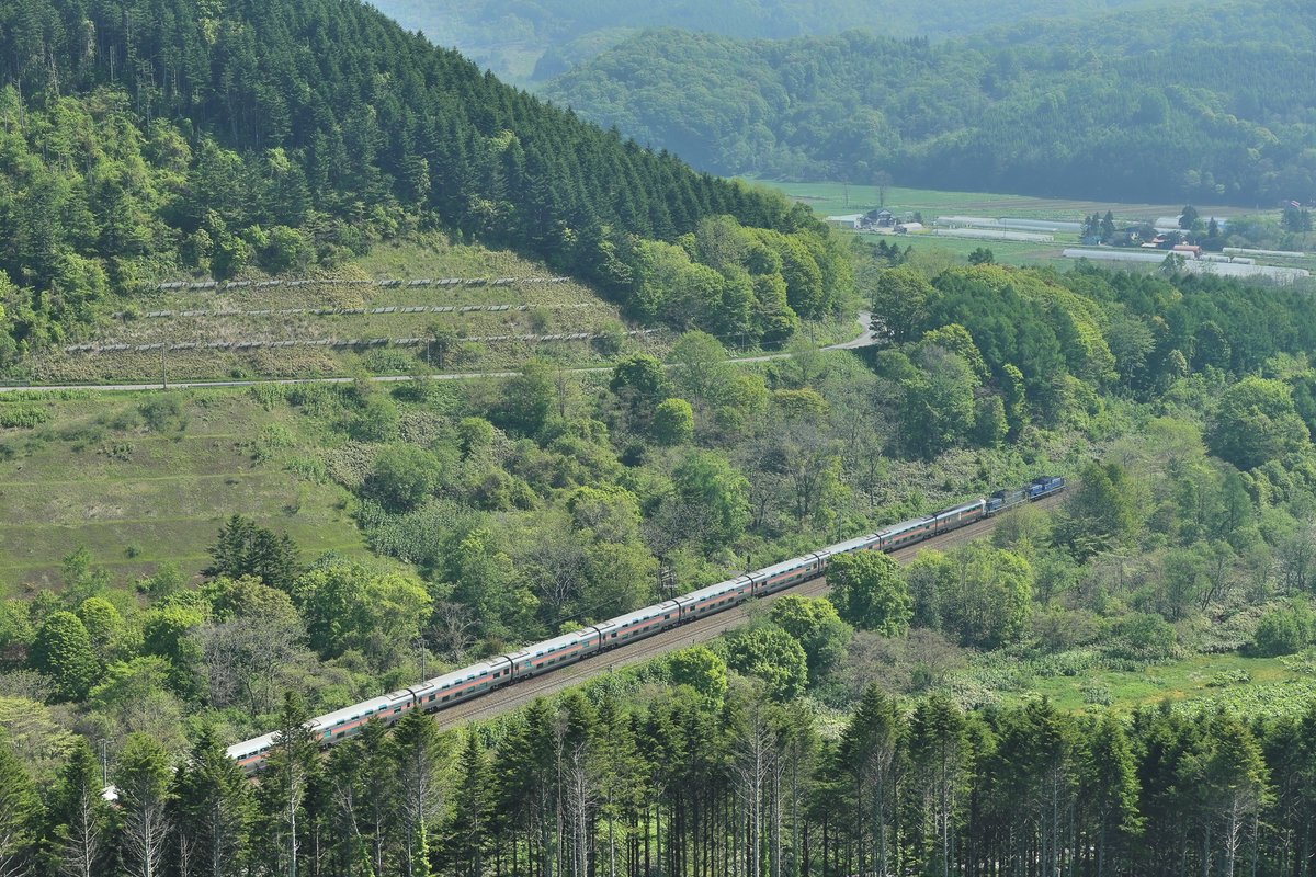 11年前の今日の2015年5月23日,室蘭本線・小幌~礼文,新緑の礼文華峠を往くカシオペア.