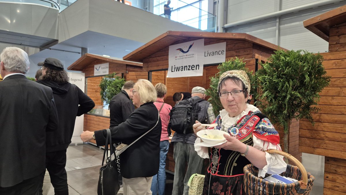 kremrt's tweet photo. @vlagajdosik A dole zase profesionální fotokoutek Romana France. Lidé sem chodí od stánků s kroji, od harmonikářů i od koutku s jídlem. Na výběr je: wurst, maultaschen, liwanzen nebo fruchtknödel. https://t.co/QuzKgjNUIA