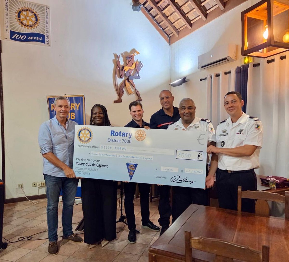Sdis973's tweet photo. Le @Rotary  Club de Cayenne a remis hier soir un chèque de 1 000 € à la représentante locale de l’#udsp973 et de l’#ODP, en soutien aux actions menées en faveur des pupilles du @Sdis973 #RotaryClubCayenne #udsp973 https://t.co/kuQt58O773