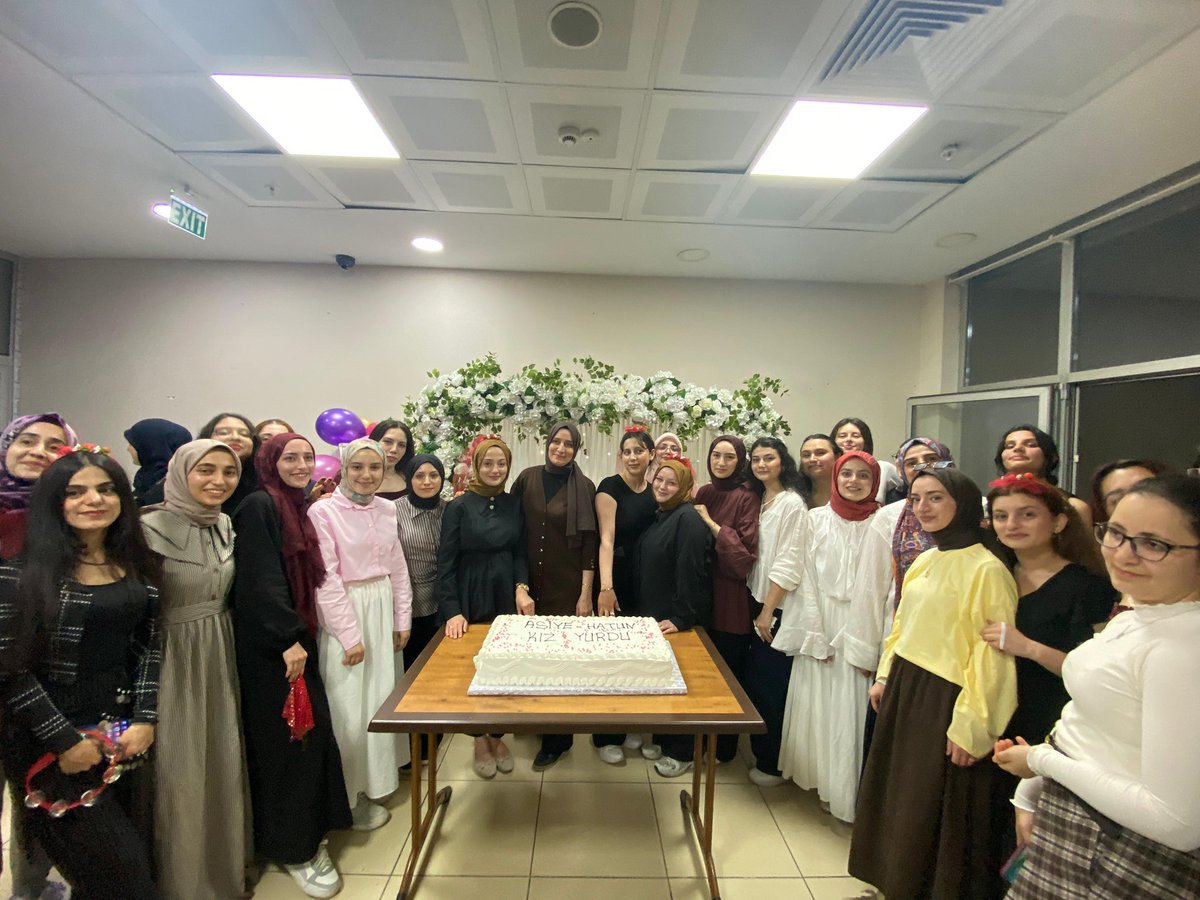 KarabukKYGM's tweet photo. 🎓Asiye Hatun Yurdu
🌹Egitim dönemi boyunca bizde kalan güzel günler geçirdiğimiz  Kıymetli Öğrencilerimizi mezun ettik 
Yolları bahtları açık olsun. https://t.co/r44kWEYFuw
