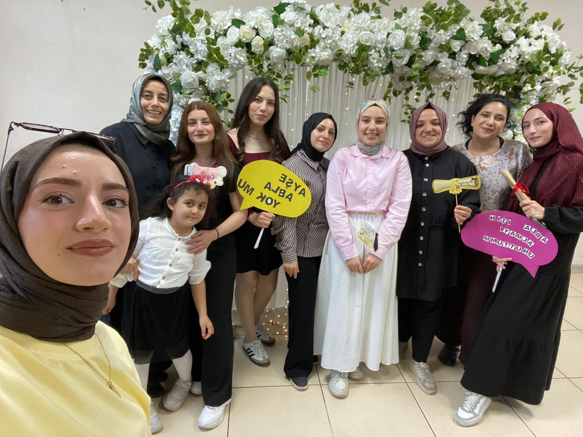 KarabukKYGM's tweet photo. 🎓Asiye Hatun Yurdu
🌹Egitim dönemi boyunca bizde kalan güzel günler geçirdiğimiz  Kıymetli Öğrencilerimizi mezun ettik 
Yolları bahtları açık olsun. https://t.co/r44kWEYFuw