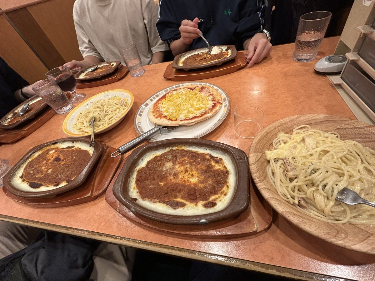 nu_navix's tweet photo. サイゼで食事会をしました！！
1年生や上級生交えて飛行会終わりにご飯です！
2年生メンバーの誕生日も近かったので、ワイン🍷も頼んでみました！
初めてのワインは葡萄ジュースじゃなかったよう…
(1年生の皆さん先輩たちがごめんなさい🙇‍♂️

NAVIXまだまだ新歓してます。
ぜひお待ちしてます！

#新歓 https://t.co/lHJ4vUc9D3