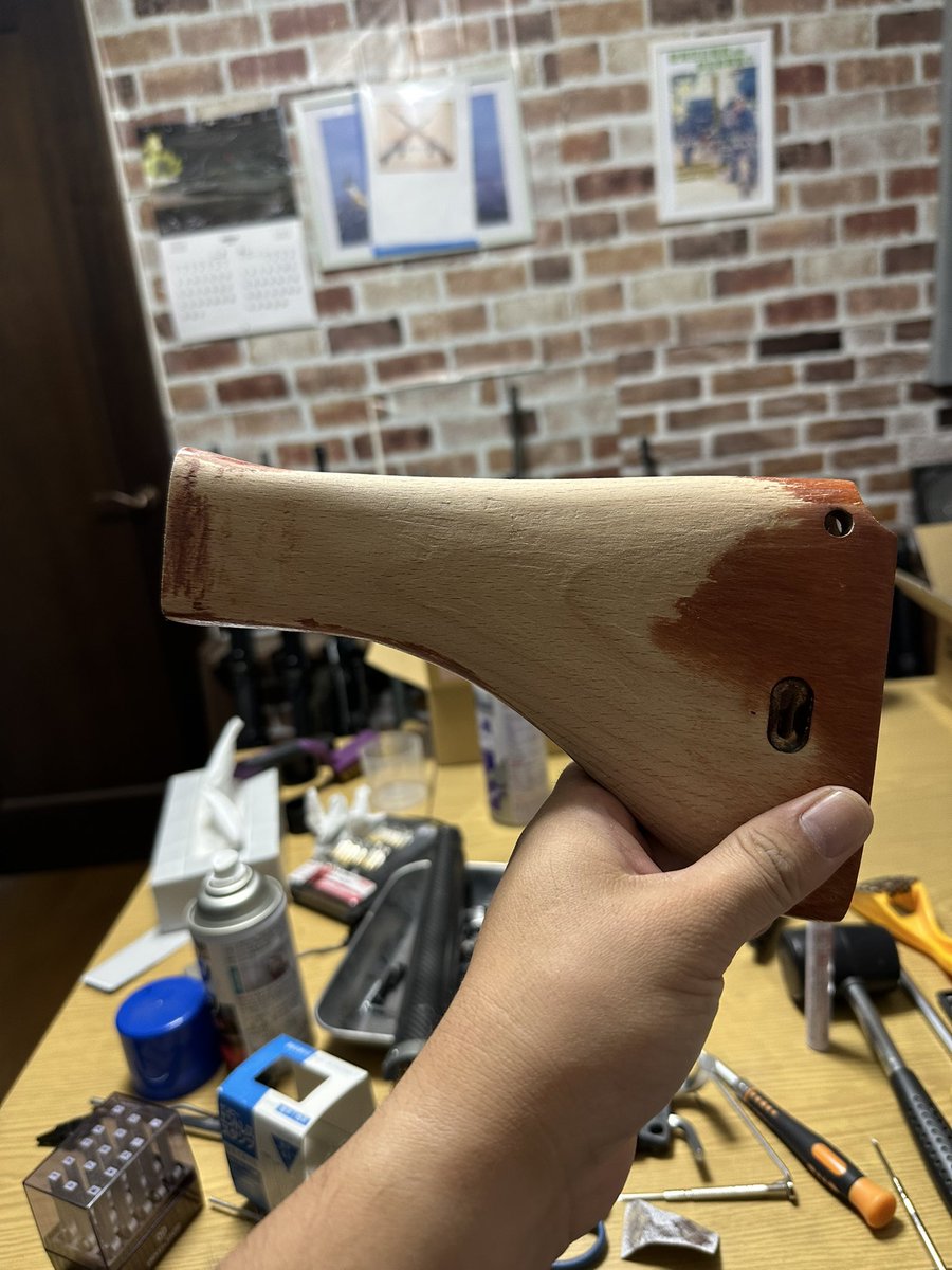 CatSP11's tweet photo. #猫の手ウェザリング
G&amp;G64式の再塗装
G&amp;G64式の純正銃床削ってます
粗方できたら電動ヤスリで整えます
左右非対称
変な形も何となく修正 https://t.co/eifD0n9au9