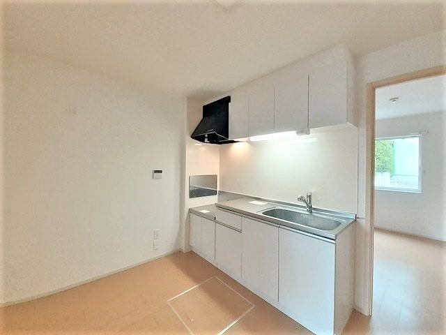kobayashi_trust's tweet photo. 【衝撃】唐津で「家賃は抑えたいけど、広さと綺麗さは妥協できない」という矛盾、解決しました🤔🔥

「1Kじゃもう手狭になってきた」 「同棲したいけど、いきなり高い家賃は不安」 「綺麗で設備が整ってないと嫌だ」
そんな皆さんの「わがままセット」を全部盛りして、家賃4万円台に無理やり収めた物件、見つけちゃいました。正直、このコスパは唐津エリアでもトップクラスです😂
今回のイチオシ：『エンジェスマイリー』

🛋️ 1. 45㎡超えの「2DK」で家賃4.45万円のバグ
一人暮らしで寝室と趣味部屋を分ける「贅沢使い」も良し、カップルで初めての同棲をスタートするも良し！ 洋室が6帖と6.2帖あるので、プライベート空間もしっかり確保できます。今の「ベッドと机でパンパン」な生活から卒業しませんか？👫🛌

💻 2. 「ネット無料」＆「設備フルコンボ」の快適さ 築11年ちょっとでまだまだ綺麗！しかも、インターネット使用料無料です。毎月の通信費が数千円浮くのはデカすぎる…！ さらに、追焚機能、浴室乾燥機、独立洗面台、温水洗浄便座、TVモニターホンなど、欲しい設備が「これでもか！」と揃っています。これだけでQOL爆上がり確定です✨🛀

💰 3. 「敷金ゼロ」で新生活のハードル、下げてます 引っ越しってどうしても初期費用がネックになりますよね…。 ここは敷金ゼロ！初期費用をグッと抑えられるので、浮いたお金で新しい家具や家電を揃えちゃいましょう💸📺

🏠 物件の推しポイントまとめ

所在地：唐津市鏡
間取り：2DK（洋6・洋6.2・DK7.8）
家賃等：家賃4.45万円（管理費2,200円）
設備：バス・トイレ別、追焚、浴室乾燥機、ネット無料、室内物干し、駐車場あり（4,400円/月）
入居予定：2026年7月中旬 📅

正直、この広さと設備の充実度で4万円台は「早い者勝ちの椅子取りゲーム」です🌪️ 現在居住中ですが、7月中旬入居に向けて争奪戦必至！

「初期費用いくらになる？」「とりあえず詳細知りたい！」と思ったら、迷わずDMまたは公式HPへ✉️💨
「Xでエンジェスマイリー見た！」と伝えていただければ、小林トラスト不動産のプロが爆速で対応します🤝✨
#唐津 #お部屋探し #同棲準備 #2DK #コスパ最強 #佐賀移住 #ネット無料 #唐津市鏡 #神物件 #小林トラスト不動産

https://t.co/mtMmOtZMml