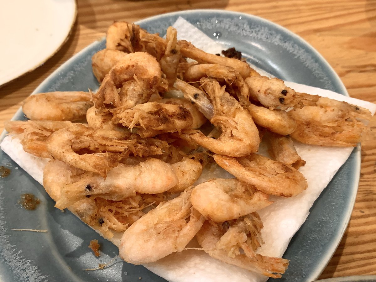 KMT92take's tweet photo. カンパチの刺身、兜焼き！キタツノモエビの唐揚げ！
鮮度の良いカンパチの刺身の歯触りの気持ちの良いことよ😏青魚の酸味が食欲をそそって激ウマ。兜焼きは丸魚で買うからわかる焼きカンパチの美味しさ。息子もバクバク。
エビもサックサクで期待通りにうまし！
今日も美味しかった〜
#泉銀 https://t.co/SMeHthaVL8