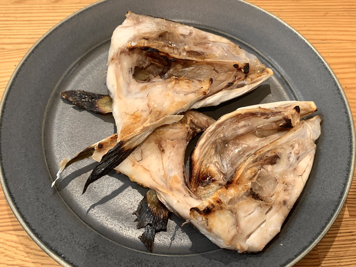 KMT92take's tweet photo. カンパチの刺身、兜焼き！キタツノモエビの唐揚げ！
鮮度の良いカンパチの刺身の歯触りの気持ちの良いことよ😏青魚の酸味が食欲をそそって激ウマ。兜焼きは丸魚で買うからわかる焼きカンパチの美味しさ。息子もバクバク。
エビもサックサクで期待通りにうまし！
今日も美味しかった〜
#泉銀 https://t.co/SMeHthaVL8