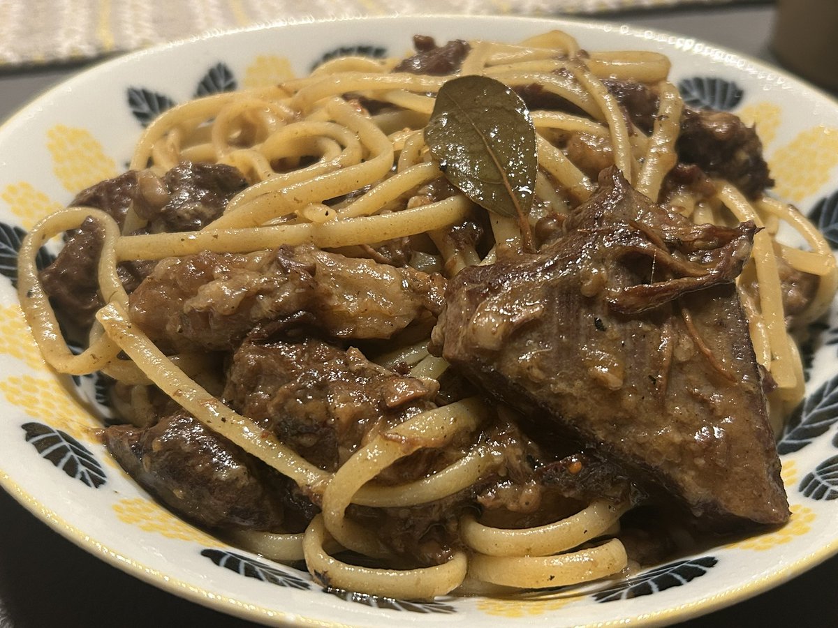 yuu2105's tweet photo. 昨日の晩に
牛すじ肉でラグーソースを作ったので
お手軽にパスタをからめて食べてみた。
美味すぎてヤバい。

まだ鍋にいっぱい残ってる。幸せ。 https://t.co/PeVGU19JKQ