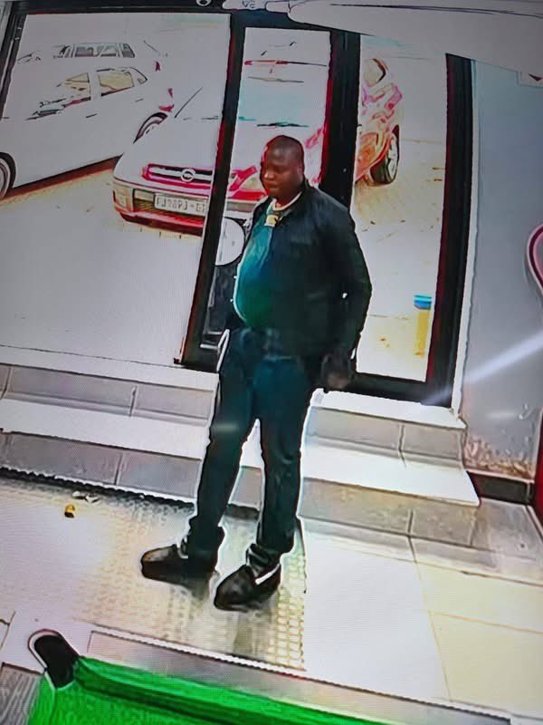 Mageba_____'s tweet photo. SAPS is looking for these three suspects linked to a robbery in Braamfontein involving a shop and students.

X detectives, do your thing and help identify them 😭 https://t.co/UebQ3u7hz3