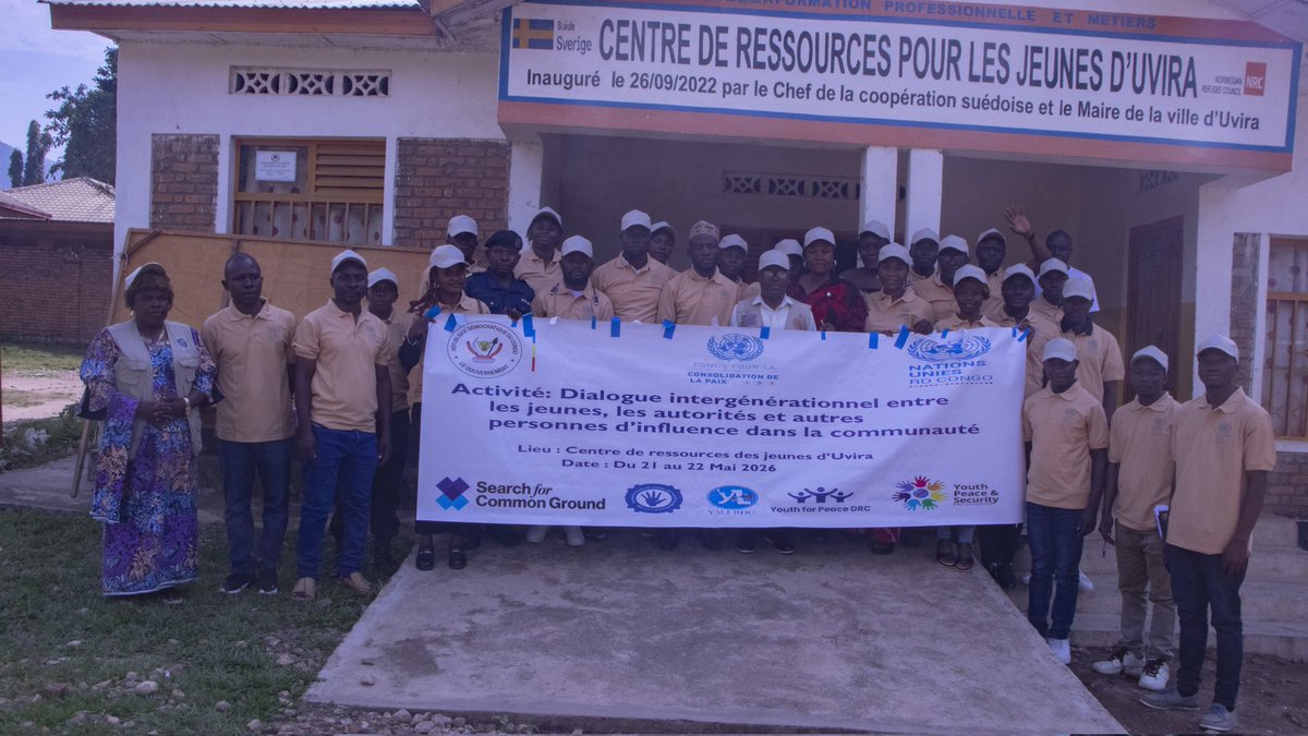 peace_drc's tweet photo. 🕊️ Uvira : Jeunes et autorités s'unissent pour la paix lors d'un dialogue intergénérationnel historique

Le jeudi 21 mai 2026, la ville d'Uvira (Sud-Kivu) a vibré au rythme de la cohésion sociale. À l'initiative de @Youth for Peace DRC et de la Coalition Jeunesse, Paix et Sécurité (JPS) Uvira, un dialogue intergénérationnel crucial a réuni autorités locales et leaders de la jeunesse. L'objectif ? Briser les barrières et faire des jeunes les moteurs incontournables de la gouvernance et de la consolidation de la paix.

📢 « Les jeunes ne sont pas le problème, ils sont la solution »

Le ton de la journée a été donné dès les premières allocutions. Face aux violences armées qui touchent l’Est de la RDC, le Président du Conseil Territorial de la Jeunesse (CTJ) a rappelé une vérité essentielle : les jeunes sont trop souvent à la fois acteurs et victimes. Il a exhorté les autorités à changer de paradigme et à considérer la jeunesse comme un partenaire clé de la paix, et non comme une menace.

De son côté, le Conseil Urbain de la Jeunesse (CUJ) a activement plaidé pour la mobilisation de financements pour soutenir les structures de jeunes déjà engagées sur le terrain, tout en appelant à une vulgarisation massive de la Résolution 2250 des Nations Unies.

💡 Au cœur des enjeux : L'Agenda Jeunesse, Paix et Sécurité

Animé par Monsieur Pelelo Amisi Pele, Point focal de la coalition JPS Uvira et de Youth for Peace DRC , un exposé de fond a permis de décrypter trois piliers du droit international :
- Résolution 2250 : Pour la participation réelle des jeunes dans la paix et la sécurité.
- Résolution 1325 : Pour l'inclusion des femmes dans les processus de paix.
- Résolution 1612 : Pour la protection des enfants dans les conflits armés.

🔄 Une méthodologie innovante pour briser la glace

Pour débattre du thème « La participation des jeunes dans la gouvernance locale : défis et opportunités à Uvira », l'organisation a misé sur une approche inversée originale.
Lors des travaux de groupe, les autorités ont présenté les réflexions des jeunes, et inversement. Cet exercice d'empathie institutionnelle a permis de désamorcer les tensions, de renforcer la confiance mutuelle et de créer un véritable débat d'égal à égal.

🎯 Des résultats concrets pour l'avenir d'Uvira

Ce dialogue ne s'est pas limité aux discours ; il a accouché de avancées majeures :
- Confiance restaurée : Brisure du mur d'incompréhension entre les jeunes et les décideurs politiques.
- Engagement pris : Promesse commune des autorités et des structures de jeunes de vulgariser la Résolution 2250.
- Perspectives d'avenir : Identification des freins à la participation citoyenne des jeunes et formulation de recommandations concrètes pour y remédier.

L'activité s'est clôturée sur une note d'espoir et la signature d'un acte d'engagement unanime visant à faire d'Uvira un modèle de cohabitation pacifique où la jeunesse écrit, dès aujourd'hui, l'histoire de sa propre sécurité.

#JeunessePaixSécurité #Résolution2250 #Uvira #SudKivu #RDC #DialogueIntergénérationnel.
