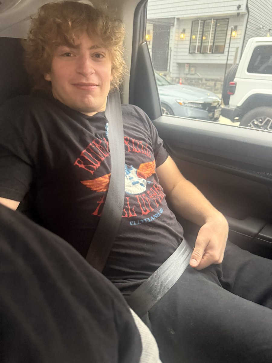 JaredMusa_'s tweet photo. Now once again it’s #boystrip and this nigga is in the BACK w a seatbelt. Reall niggas fly out the window 💯 https://t.co/tdrdzzYgDs