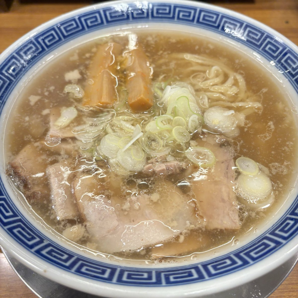 ogipop1's tweet photo. 父母会飲みからのラーメン😇

なかよしでデフォな中華そば🍜

豚清湯がほろ酔いに心地良し❤️

#豚清湯
#ラーメン
#小金井市 https://t.co/brJW4ThnuF