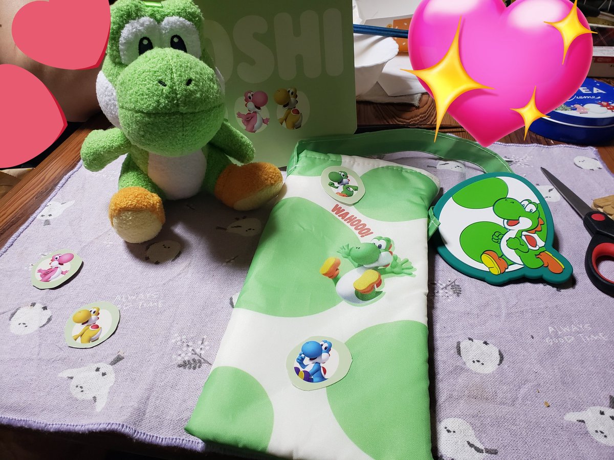ichierika's tweet photo. ヨッシーの一番くじゲットしてきてもらいましたぁあああーーー

ファミマ8軒まわってくれたそうです❗
ヨッシーのぬいぐるみかわいいぞ。ふわふわ。
背景の板までかわいい✨ https://t.co/MF9aeGCF2Q