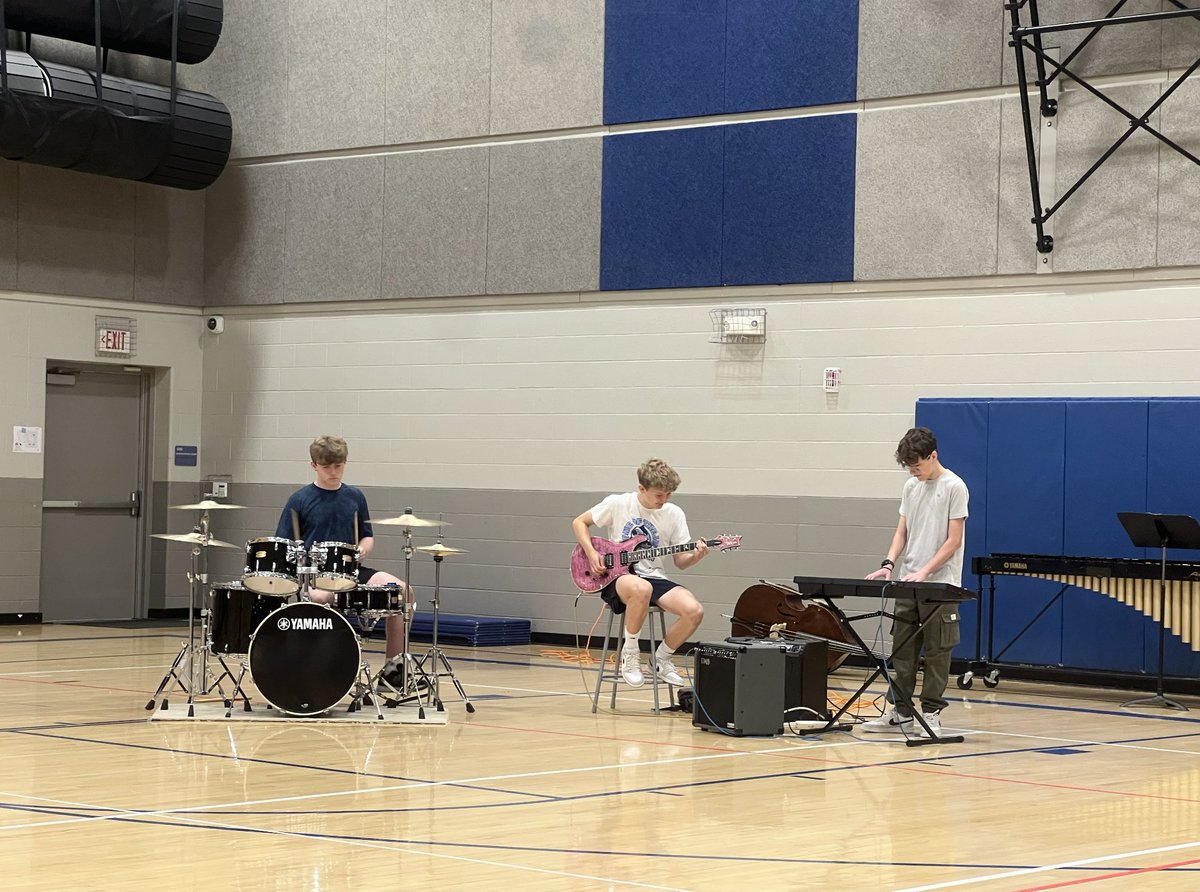 dmsbluejays's tweet photo. We have a ton to share from the last day of school! First, shout out to all of our Jay Jamboree acts. We loved seeing kids show off their passions. More pictures are on our Facebook page, and video performances are here: https://t.co/GA5TjHALFQ #DMSLeads #DestinationDiscovery https://t.co/zgx1m3oRc6