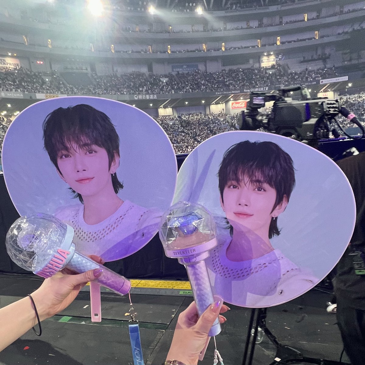 ____ppst's tweet photo. アリーナ花道前でまさかの偶然隣がかおりちゃんという奇跡🥲💞お互い今日来てること知らなかったからこんなことある！？！？ってほんっっっとびっくり＆最高に幸せな同ペン連番になりました https://t.co/Uywq7gzXXX