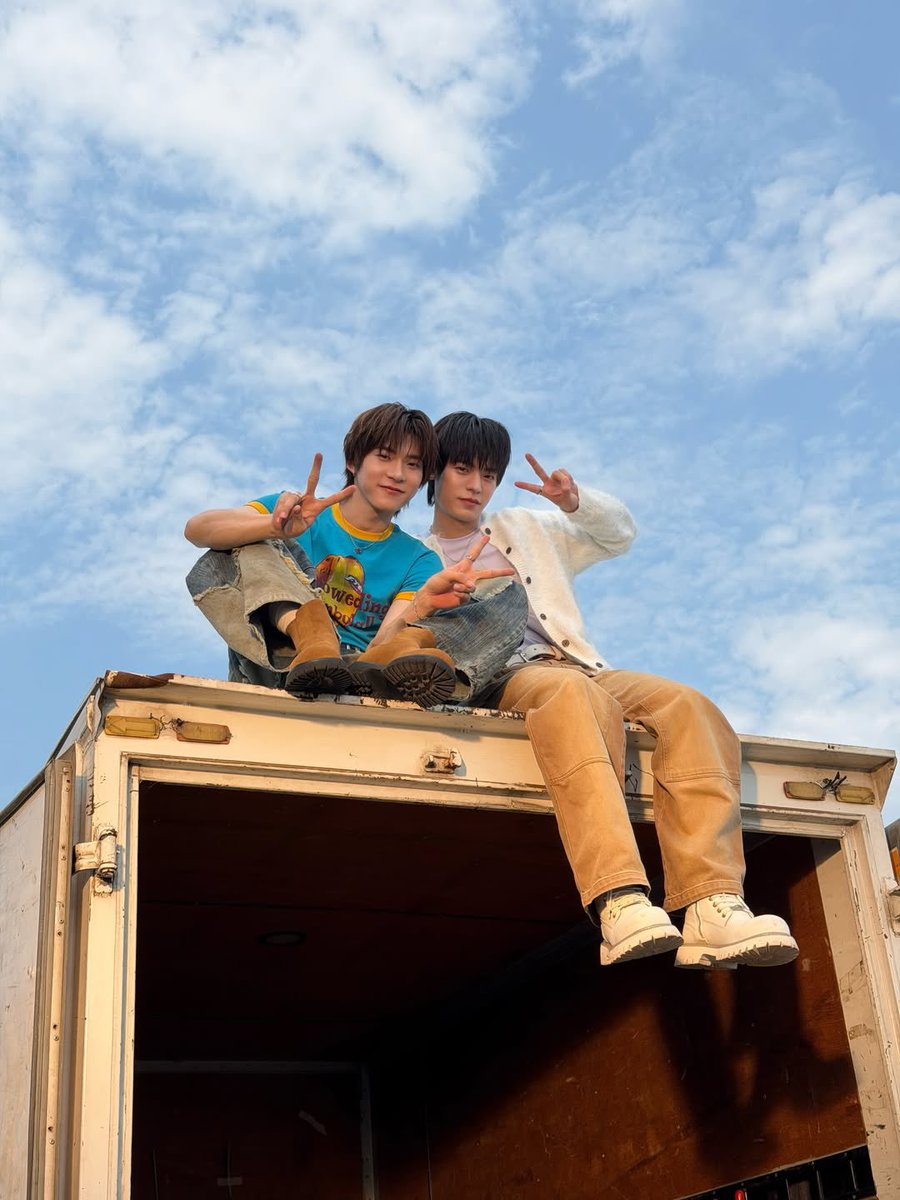 SpiesXSora's tweet photo. ~เมื่อไหร่ที่ลมยังพัดเข้ามาให้เธอรู้ว่าเวลานั้นมีคนหนึ่งห่วงใย

เธอไม่เป็นไร ยังมีฉันรออยู่ 
มีความฝันรออยู่ ยังมีรักรออยู่ไม่ไกล~

น้องสายลับโซระขอบิ๊กฮักตี๋ตี๋กับป๋อนะคับ
ไม่ว่าทั้งสองคนจะอยู่ตรงไหน รู้สึกอะไรอยู่
จะมีพวกเราคอยรักและซัปพอร์ตเสมอน้า 🫳🏻🐶🐻‍❄️

#บิ๊กฮักคับตี๋ตี๋ป๋อ https://t.co/mRURUn8fP3