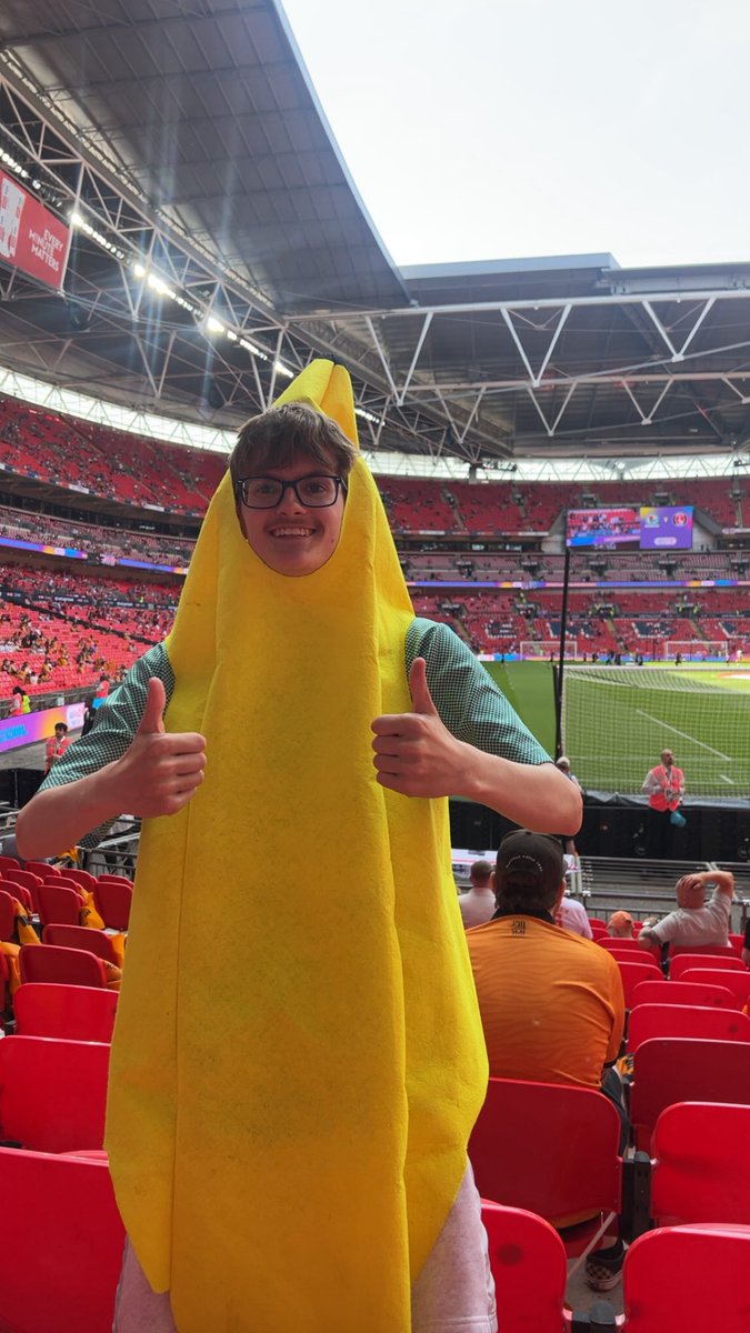 archiebatess's tweet photo. spotted a banana. the good luck banana. up the fucking tigers🐯 #hcafc https://t.co/1ibpPyhKub