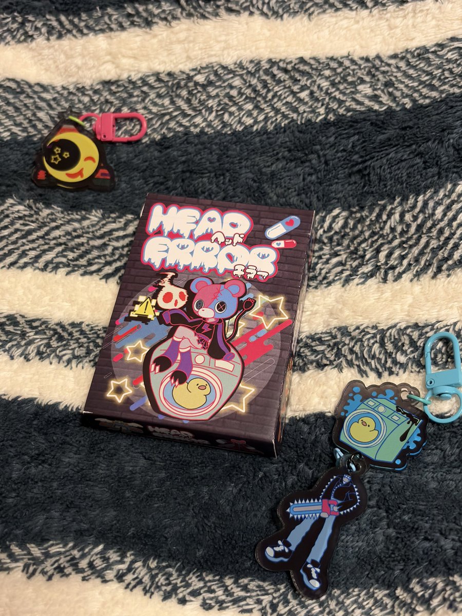 kikkun___'s tweet photo. ゲムマ購入品
・2Uのメタミステリーフルセット
9作もあると、どれからやるか悩むね

・ボドゲ『HEAD  ERROR』
イラストがマジで良い
ランダムで生まれたひよこチェーンソーちゃんだいぶ可愛い https://t.co/QjsdUaNUlF