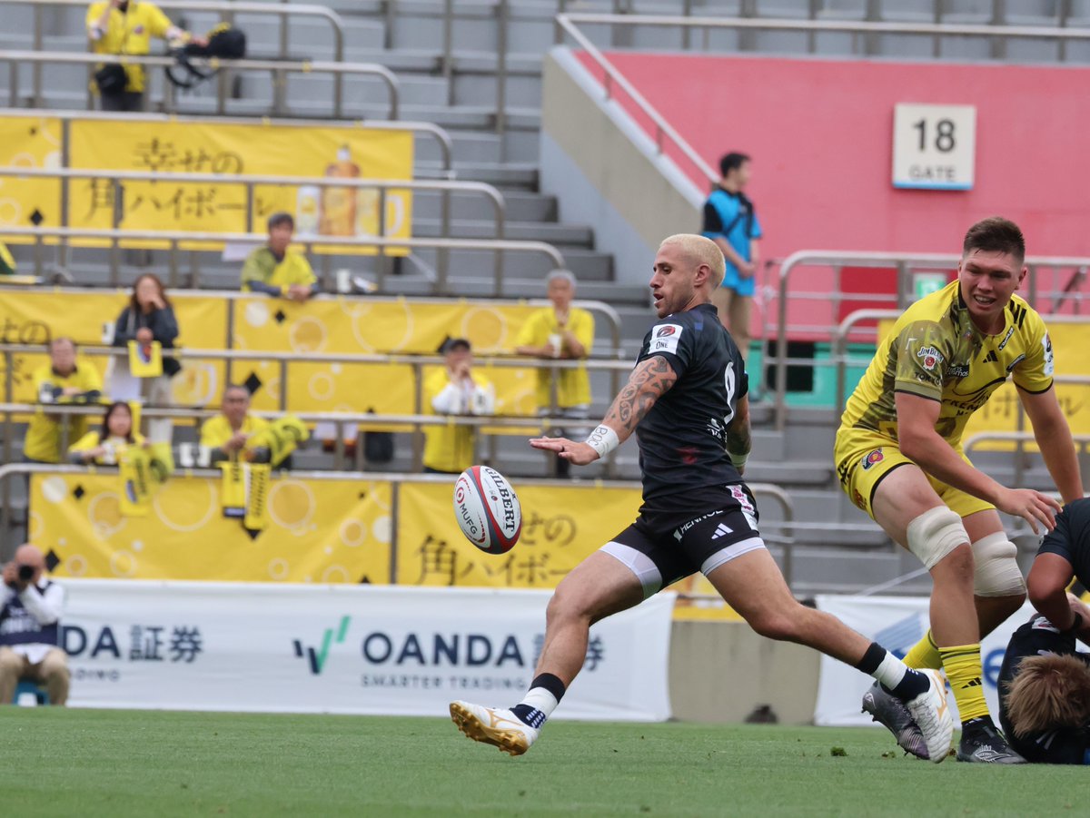 hochi_rugby's tweet photo. #ブラックラムズ東京
初のPO進出、クラブ史上初の４強は惜しくもならず。

タンバイ・マットソンHC　
「まずは色んな人に、感謝を伝えたい。ファンのみなさま、佐賀とか、徳島とか、いろんな所に足を運んでくれた。大きな敗戦後も、大きな勝利の後も、ずっとサポートして頂いた。そして、リコージャパン。自分たちの母体となる会社も、素晴らしいラグビーチームだと思う。会社のサポ―トなくしてはできない。会社のみなさんに、感謝を伝えたい。あとは、ラグビー部の選手全員。素晴らしい旅、シーズン、スタッフも選手もサポートチームも、みんなでトップ６を達成して。皆に、誇らしい思いもしてもらうことができたと思う。サントリーさんにも、感謝を伝えたい。自分たちの最初のＰＯで、相手がサントリーさんだった。歴史的なチームで、成功を収めてきたチーム。この秩父宮で、その相手とやれることを感謝したい。試合ではいいスタート切って、サントリーの遂行力で、すごくプレッシャーを感じた。バランスがいいし、よくコーチングされていると思う」

「自分たちは８０分間。ファイトし続けること。ハーフタイムではビハインドだったが、リーダー達が素晴らしい姿勢を見せて、最後までリードしてくれた。最後の１分まで戦い続ければ、何か特別なことが起きると信じて戦った。こんな素晴らしいゲームに関われて、すごくうれしい。もちろん、ＨＣとしてはすごく残念だし、悔しい。最終的に、責任は自分にある。ラグビーは、クラブにとっても、素晴らしいチャレンジでした。だから、みんなラグビーが好きなんだなと思うようなゲームだったと思う。最後まで、ファイトし続けた。サントリーさんには、本当におめでとうございますと伝えたい」
#NTTリーグワン