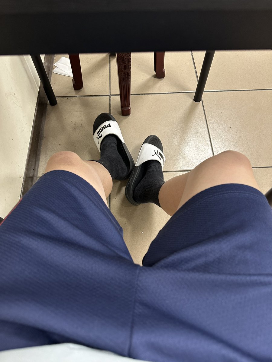 Neil_CPY's tweet photo. 這雙已經養了半年，很少穿出門
所以一點都不臭🫣
#黑襪 #原味襪 https://t.co/es7VcgBDXV
