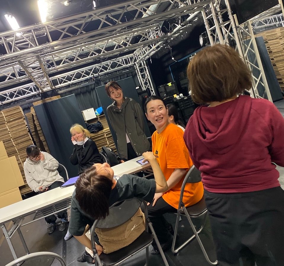 castalia_nerima's tweet photo. 今日もダンスに歌にお芝居に、精一杯稽古に励む！劇団カスタリアです💃
できないことにぶつかる日もあるし、もっと上手くなりたい気持ちも尽きないけれど、やっぱり稽古は楽しいな。
12月公演は、クリスマスにぴったりの作品になる予定です。お楽しみに🎄
#ミュージカル
#稽古
#社会人劇団 https://t.co/Bg37EdxKEm