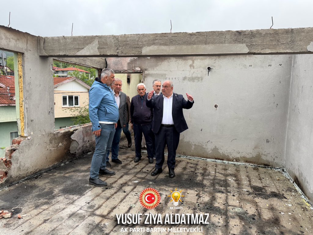 yaldatmaz's tweet photo. 📍#Amasra | #Şükürler Köyü

Şükürler Köyü’nde meydana gelen yangının ardından vatandaşımızı ziyaret ederek geçmiş olsun dileklerimizi ilettik. Yaşanan olaydan duyduğumuz üzüntüyü paylaşırken, ailemize sabır ve metanet temennisinde bulunduk.

Böylesine zor günlerde birlik ve beraberliğin önemine inanıyor, vatandaşlarımızın her zaman yanında olmaya devam ediyoruz. Rabbim ülkemizi ve milletimizi her türlü afet ve felaketten muhafaza eylesin.

#ŞükürlerKöyü #Bartın #GeçmişOlsun