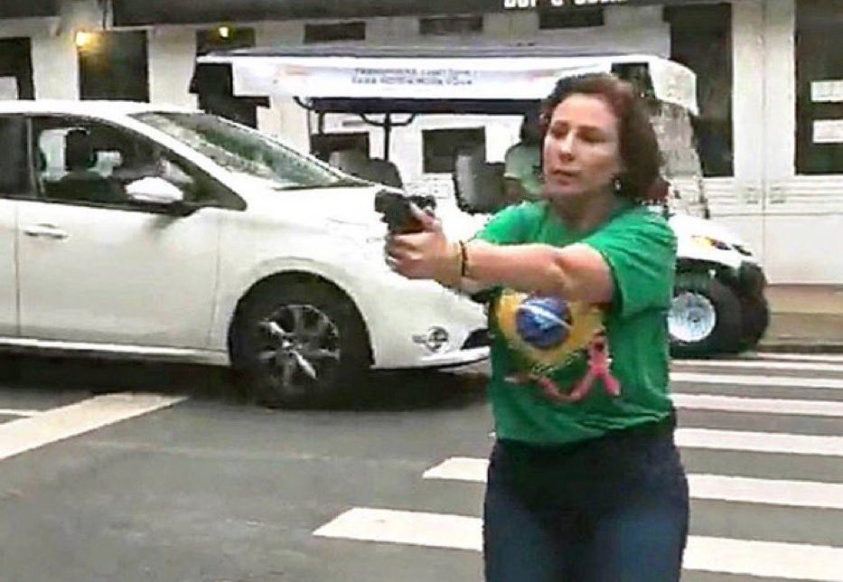 aletp's tweet photo. Não se pode mais portar arma de fogo de forma ostensiva e nem perseguir as pessoas em paz. #contemironia https://t.co/NvLypUiDQQ