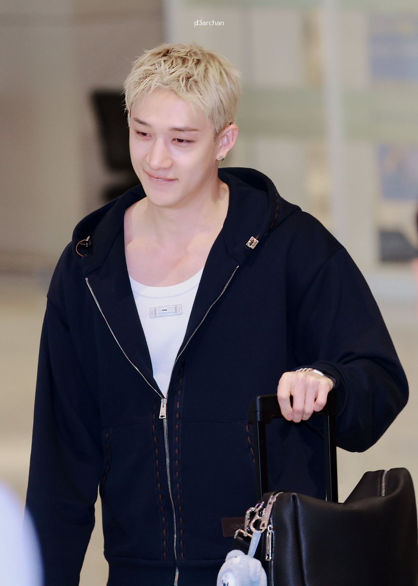 skzluna8's tweet photo. he looks like a puppy who has waited his hyungnim for 30 minutes at the airport https://t.co/XD1yFmcM0o