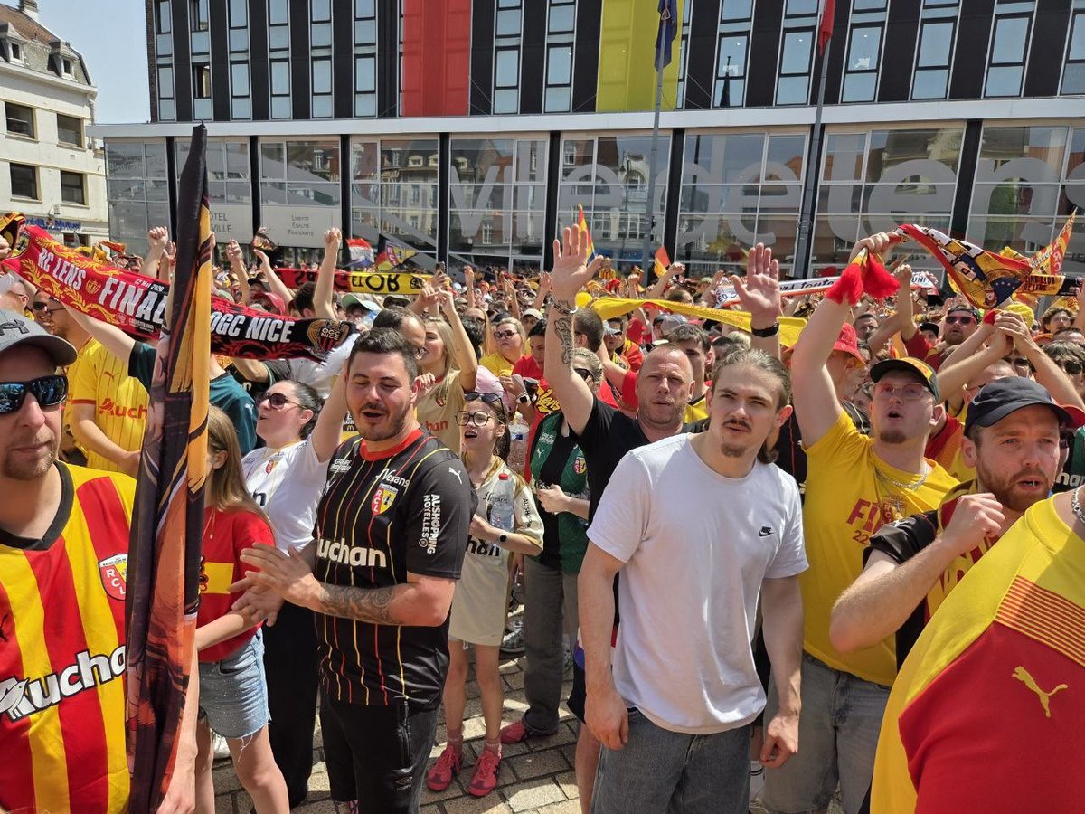 hautsdefrance's tweet photo. À Lens, c’est la fête aujourd’hui !

❤️💛 Les supporters parlent du @RCLens comme on parle d’un amour de toujours.

👉 Des mots sincères, de la passion et tout un peuple derrière ses couleurs ❤️💛

#hautsdefrance https://t.co/U6imulK6J1