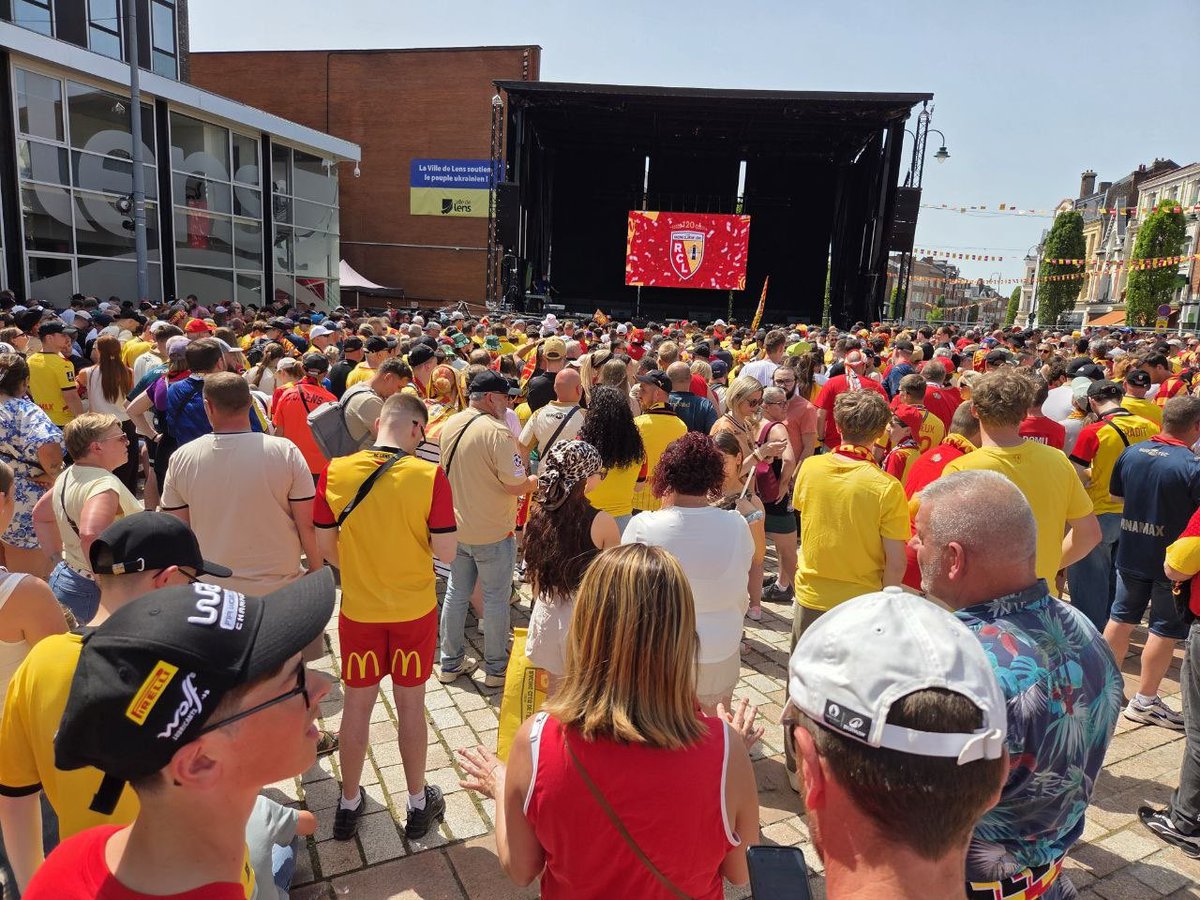 hautsdefrance's tweet photo. À Lens, c’est la fête aujourd’hui !

❤️💛 Les supporters parlent du @RCLens comme on parle d’un amour de toujours.

👉 Des mots sincères, de la passion et tout un peuple derrière ses couleurs ❤️💛

#hautsdefrance https://t.co/U6imulK6J1