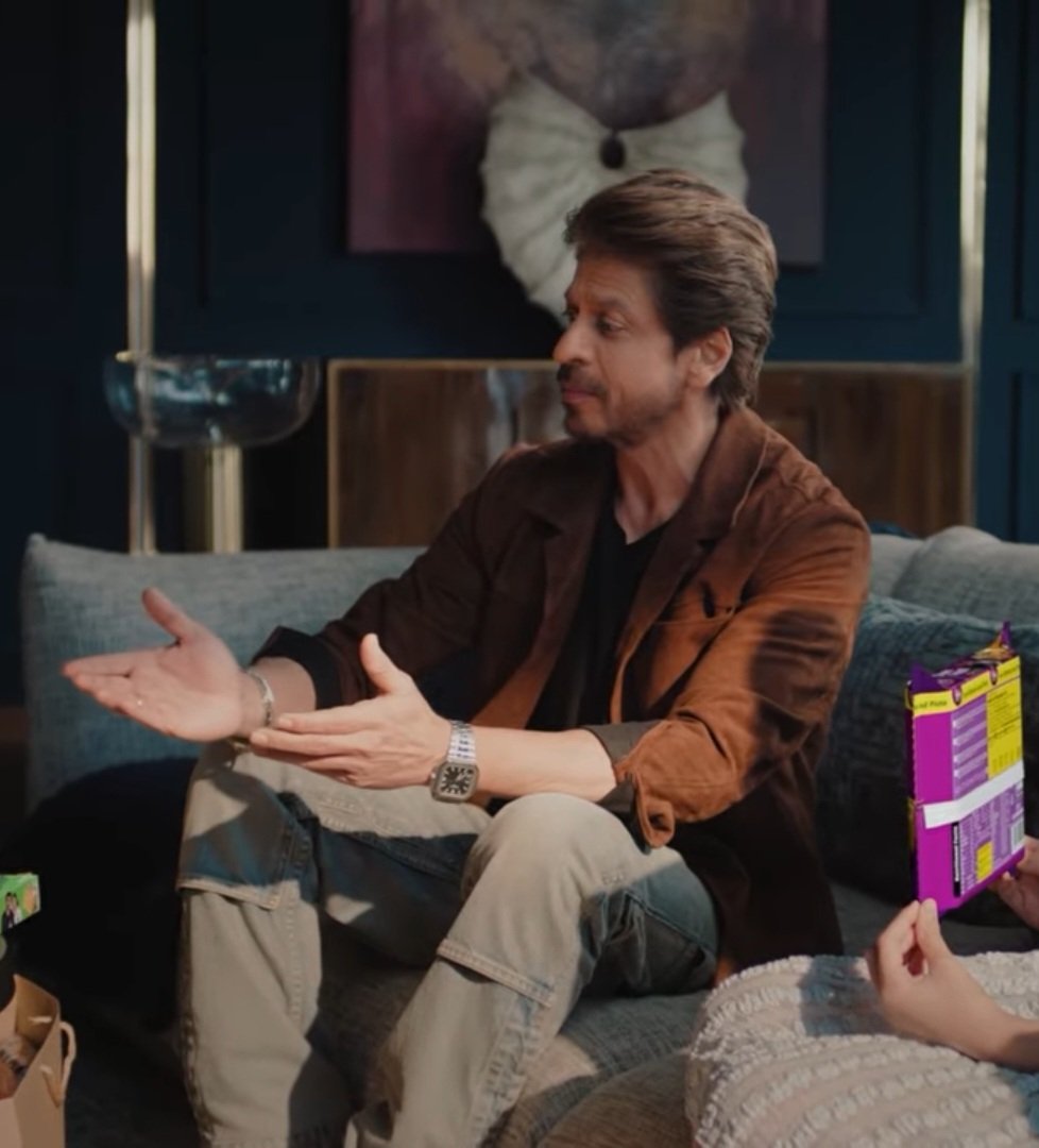 sanaafsal's tweet photo. SRK looks so gorgeous. Brown is so his colour 🤎 https://t.co/fT45VL25HT