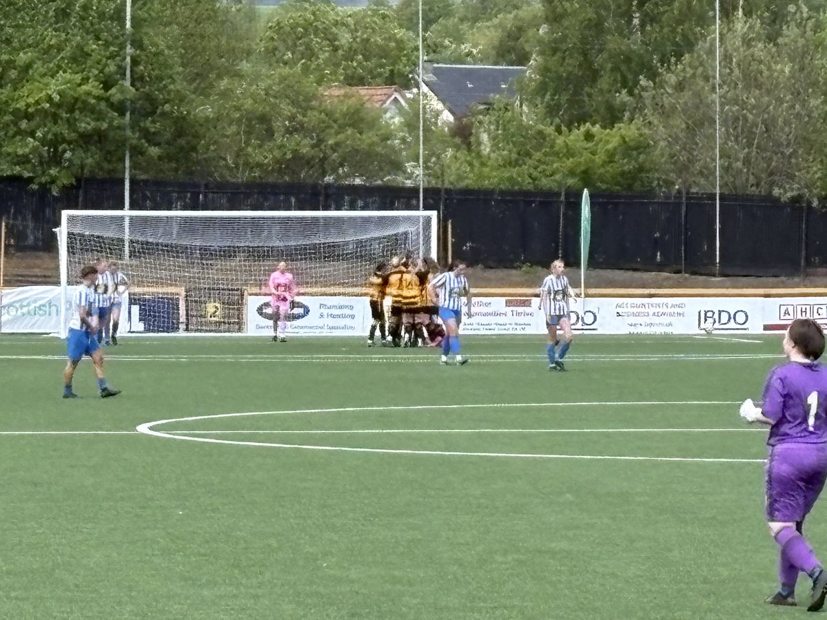 Maye_chat03's tweet photo. Goal!

@PenicuikAthWFC 0 v 1 @AlloaAthWFC 

Good initial save from Ella, however the rebound goes straight to an Alloa head who makes no mistake and heads it in. https://t.co/C1xHDpnzP3