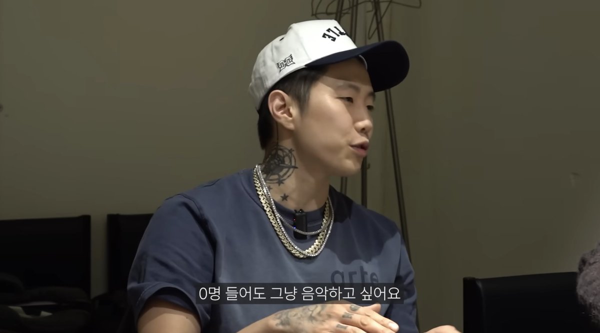 _jitam_'s tweet photo. 박재범이 자신의 유튜브 채널인 '제이팍씨 Jay Park'에 '에픽하이'를 초대했습니다.

그들은 고기를 구워먹으며 음악을 비롯해 다양한 주제로 이야기를 했습니다.

투컷이 박재범에게 '너의 삶은 요즘 어때?'라고 말하자, 박재범은 '빡세죠. 하지만 0명이 들어도 음악하고 싶어요'라고 말했습니다.

그 말이 끝나기 무섭게 에픽하이 멤버 전원이 소름돋는 표정으로 '하늘에 맹세하고 여기 오기 전에 단어 하나 빠짐없이 똑같이 이야기했어.'라고 말했습니다.

에픽하이는 박재범을 만나기 전에 음악에 대해 진지하게 고민했으며 그때 나온 결론이 '내가 들어도 자랑스러운 음악을 내고 싶다. 0명이 들어도.'라는 것이었습니다.

저는 사실 이 말을 듣고 굉장히 충격을 받았습니다.

왜냐하면 저는 블로그, X, 웹소설, 전자책, 종이책을 다 써봤지만, 단 한 번도 '아무도 보지 않아도 내 스스로에게 자랑스러운 글을 쓰고 싶다'라고 생각한 적이 없기 때문입니다.

저는 언제나 '제 양심'을 걸고, 남들에게 주목받거나 조회수를 올리기 위해 거짓된 사실이나 생각을 표현한 적은 없습니다.

하지만 그렇다고 해서 '이 글을 아무도 보지 않아도 상관없다'고 생각한 적도 없습니다. 남들이 보라고 쓴 글이기 때문에 남이 보지 않으면 제가 보기에 글이 좋아보여도 가치가 없다고 생각했습니다.

그런데 이들의 대화를 하루종일 곰곰이 곱씹어보고 저는 제 생각을 좀 바꿔야겠다고 생각했습니다.

저들도 실제로는 음반, 노래를 대중에게 '발표'는 하지만, 아무도 듣지 않더라도 자신에게 떳떳하고 자랑스러운 음악을 냅니다. 이렇게 되면 대중의 반응, 특히 악플에 일희일비하지 않게 됩니다.

저 역시 실제로 남들에게 '보라고' 글을 쓰는 거긴 하지만, 설령 제 글을 아무도 보지 않았더라도 제 자신에게 떳떳하고 자랑스러운 글을 썼다면 그것만으로도 글을 쓴 가치가 있다고 생각하기로 다짐했습니다.

현재 <왜 테슬라인가>에 이은 '투자 마인드셋'을 주제로 한 2번째 전자책의 '초고'를 완성했습니다.

물론 아직 할 일이 많았지만, 초고를 완성했다는 것만으로도 저에게는 '큰 산'을 넘은 것입니다.

이번 책을 집필하는 과정에서 많은 어려움이 있었기 때문입니다. 

<왜 테슬라인가> 전자책 쓰는 것보다 훨씬 고되었습니다. 일정도 미뤄지고, 집필도 제대로 되지 않아서 중간에 '포기할까'라는 생각도 잠깐 했습니다.

제일 큰 압박은 '이렇게 열심히 쓴 책을 사람들이 읽어줄까? 그리고 좋아해줄까?'였습니다. 이렇게 열심히 썼는데, 아무도 읽어주지 않으면 그동안의 제 노력이 물거품이 되는 것 같아 계속 '안좋은 상상'을 하게 되었습니다.

그런데 에픽하이와 박재범의 대화를 듣고 나서 저는 제 책을 돌아봤습니다. 그리고 '이 책을 아무도 읽지 않아도 내 스스로 이 책에 대해 자랑스럽고 떳떳한가'를 저에게 물어봤습니다.

그리고 그 답은 'Yes'였습니다. 저는 이 책이 어떤 평가를 받든, 몇 권이 팔리든 이 책에 들어간 내용에 떳떳하고, 이 책을 썼다는 게 자랑스럽습니다.

이렇게 느껴지자 한 층 압박감이 내려갔습니다. 물론 책이 많이 팔리면 좋겠지만, 제가 이 책에서 얻은 가치와 제 노력은 책이 몇 권이 팔리든 변하지 않기 때문입니다.

여러분도 여러분이 하시는 일에서 박재범, 에픽하이와 같은 '경지'에 오르시길 간절히 기원합니다. 설령 평가가 좋지 않더라도, 여러분이 한 일의 결과에 대해 여러분 스스로 떳떳하고 자랑스러워지길 바랍니다.

ps. 2번째 전자책 거의 완성되어 가니 조금만 더 기다려주세요!

출처 - 유튜브 '제이팍씨 Jay Park', <반올림해 200만 앞둔 유튜브 대선배 에픽하이에게 혼쭐난 날(ft.에픽하이)> 캡처