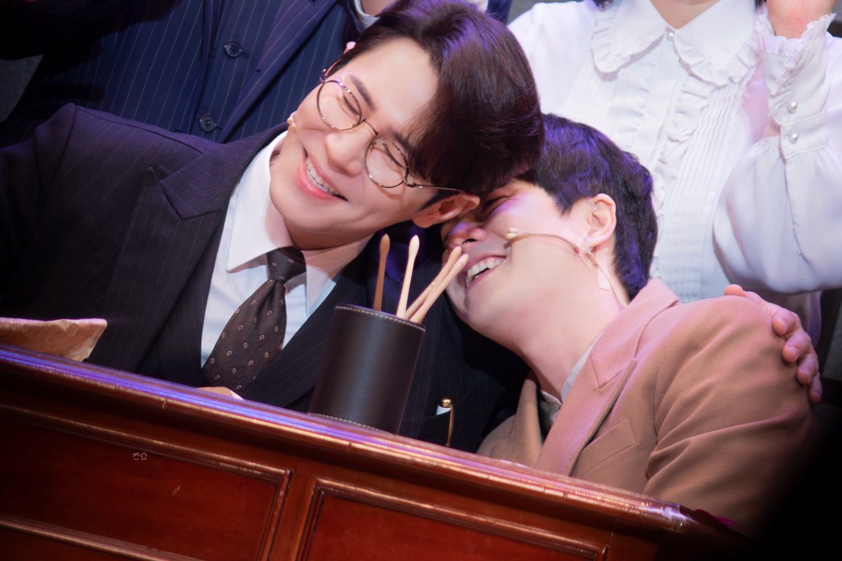ppochockpic's tweet photo. 260523 밤 뮤지컬 팬레터 커튼콜

김해진 役 #이규형
정세훈 役 #문태유

🖊️ https://t.co/ueB65m9pDz