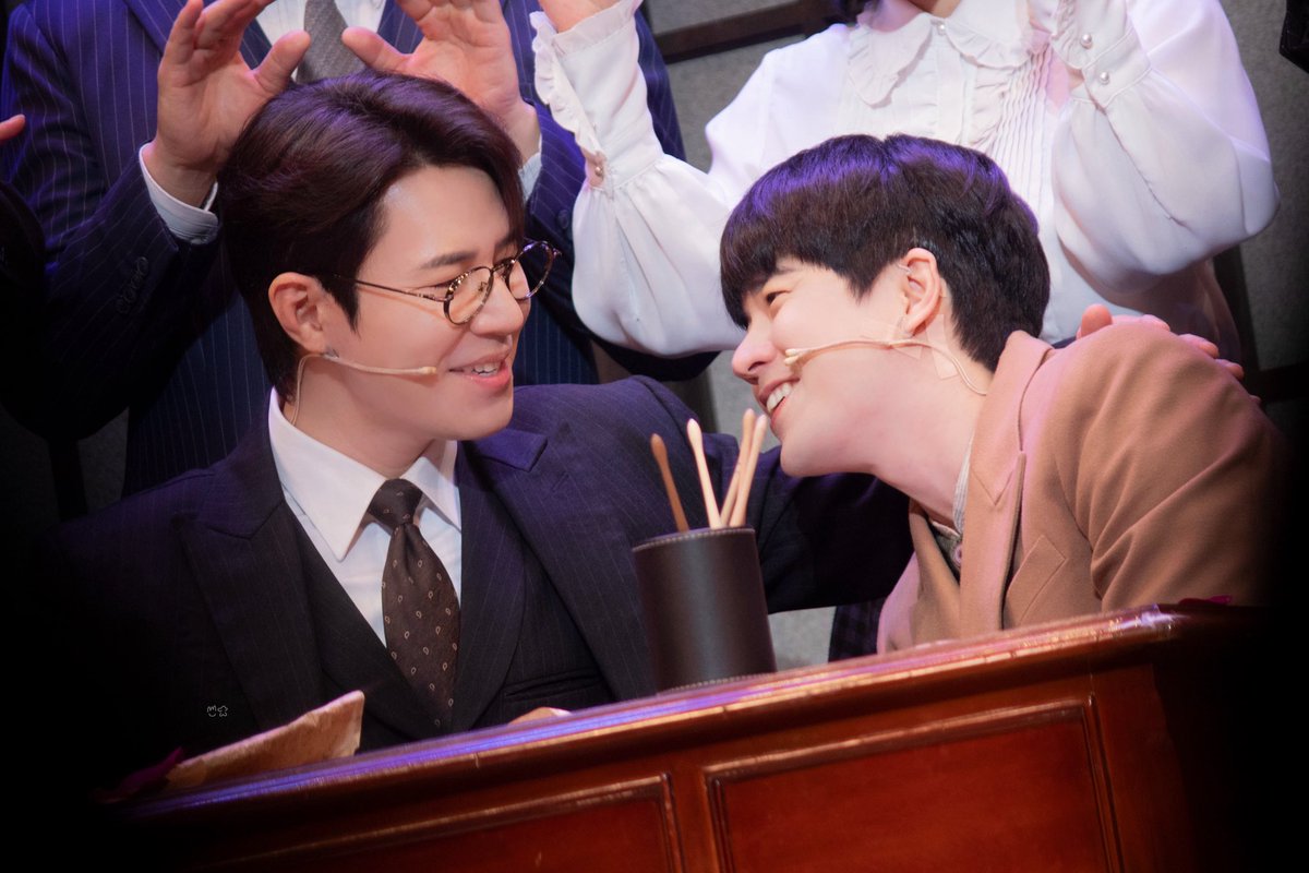 ppochockpic's tweet photo. 260523 밤 뮤지컬 팬레터 커튼콜

김해진 役 #이규형
정세훈 役 #문태유

🖊️ https://t.co/ueB65m9pDz