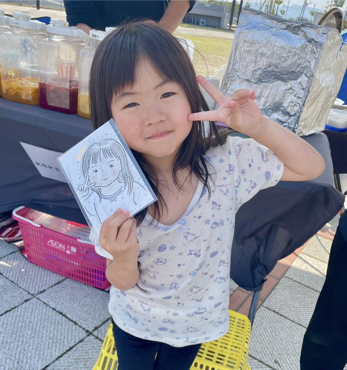 n2mt7's tweet photo. 【きほんコース】
ふかまちマルシェでお会いした女の子🎀
イラストと同じようにピースしてくれました✌︎
#イラスト #似顔絵 https://t.co/YwNuquT6u9