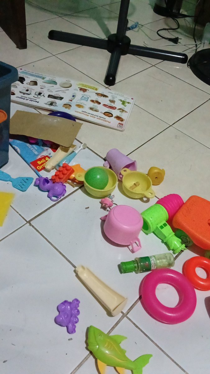 agysrian's tweet photo. Rumah baru diberesin udah berantakan lagi sama bocah 😭 https://t.co/HS2P1eaZBQ