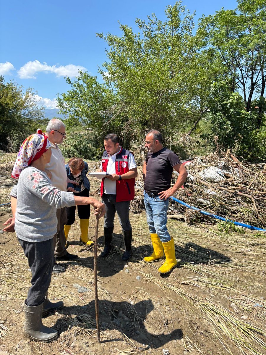 Abdurra33831811's tweet photo. Aşırı yağıştan zarar gören üreticilerimizin zarar ziyan tespitleri  mesai Mefhumu gözetmeksizin ￼ekiplerimiz tarafından hafta sonuda yapılmaktadır.
@ibrahimyumakli 
@TCTarim 
@HatayValiligi https://t.co/hUu7I7PHkR
