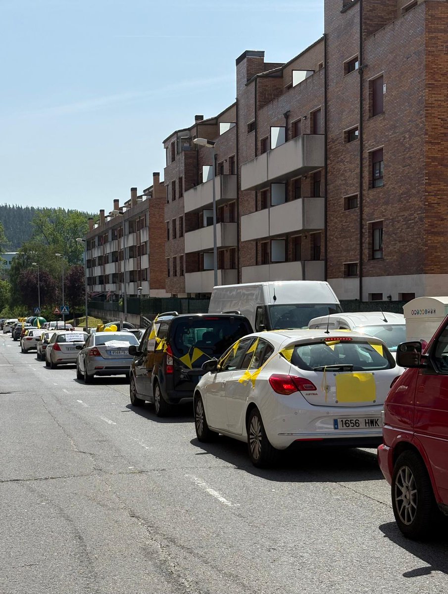Geltokierdigune's tweet photo. Hoy hemos celebrado una caravana de coches ruidosa en Usansolo.
¡Necesitamos y queremos una estación en el centro del pueblo!
#usansolo #geltokiaerdigunean #herria #erabakia #lortuarte #lortukodugu @PPVasco @PSEBizkaia @BNBizkaia @eajpnv @ehbilduusansolo @SumarMugimendua https://t.co/7aQP1nYlQm