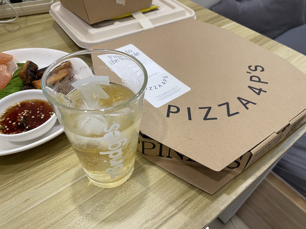 ashinsuke's tweet photo. 13日ぶりに飲むよ！
そんな飲みたくないんだけど。飲むと決まったら興奮が抑えられない。。。
記念すべき一杯目は、(残念ながらビールが家になかったので)タリスカーをソーダーで割ったった。昼の余り物とピザでいただきます。 https://t.co/1xGyHtJ6mC